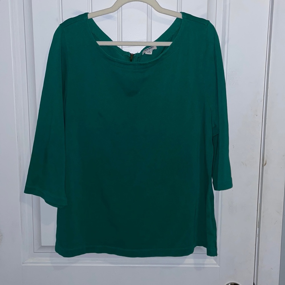 Scoop neck 3/4 sleeve green shirt